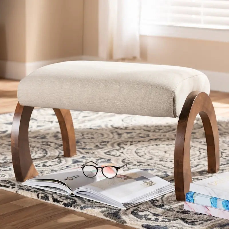 Pouf contemporaneo rivestito in tessuto con gambe ad arco