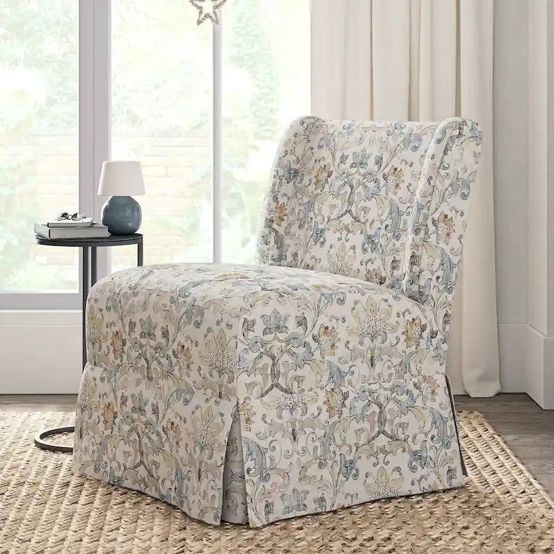 Poltroncina imbottita senza braccioli con fodera lavabile e gambe in legno massello
