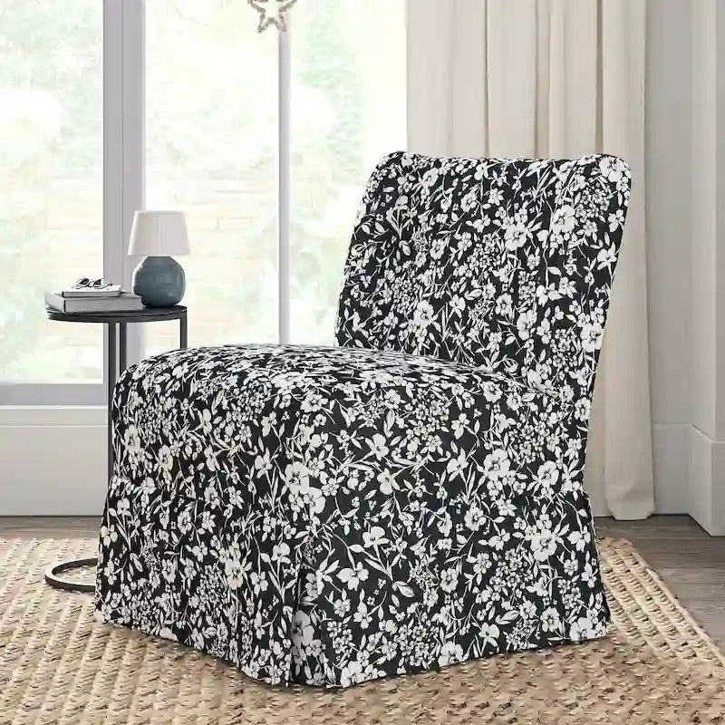 Poltroncina imbottita senza braccioli con fodera lavabile e gambe in legno massello