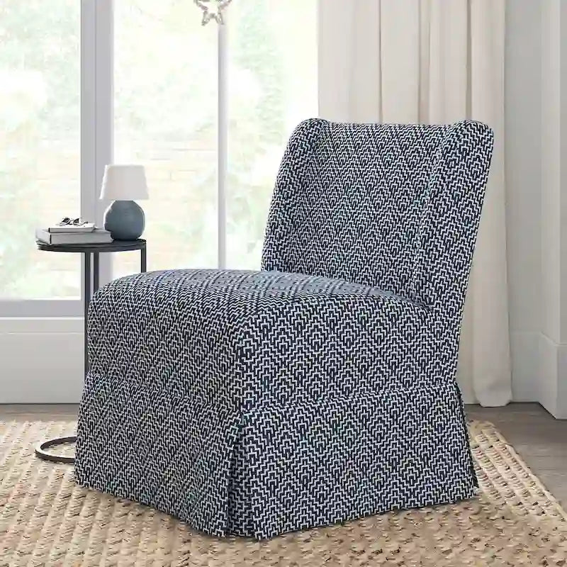 Poltroncina imbottita senza braccioli con fodera lavabile e gambe in legno massello