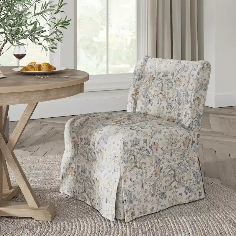 Poltroncina imbottita senza braccioli con fodera lavabile e gambe in legno massello