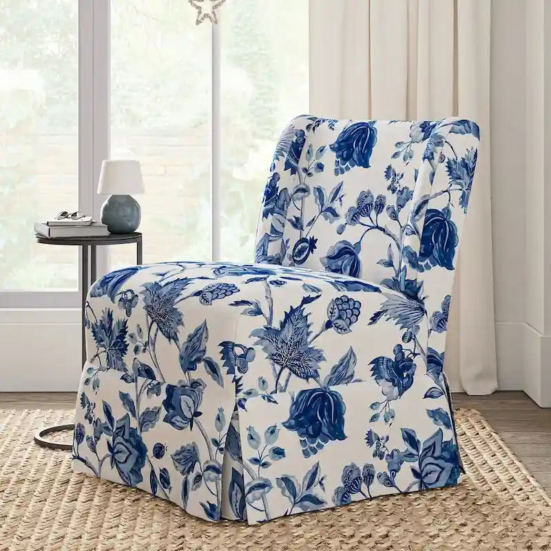 Poltroncina imbottita senza braccioli con fodera lavabile e gambe in legno massello