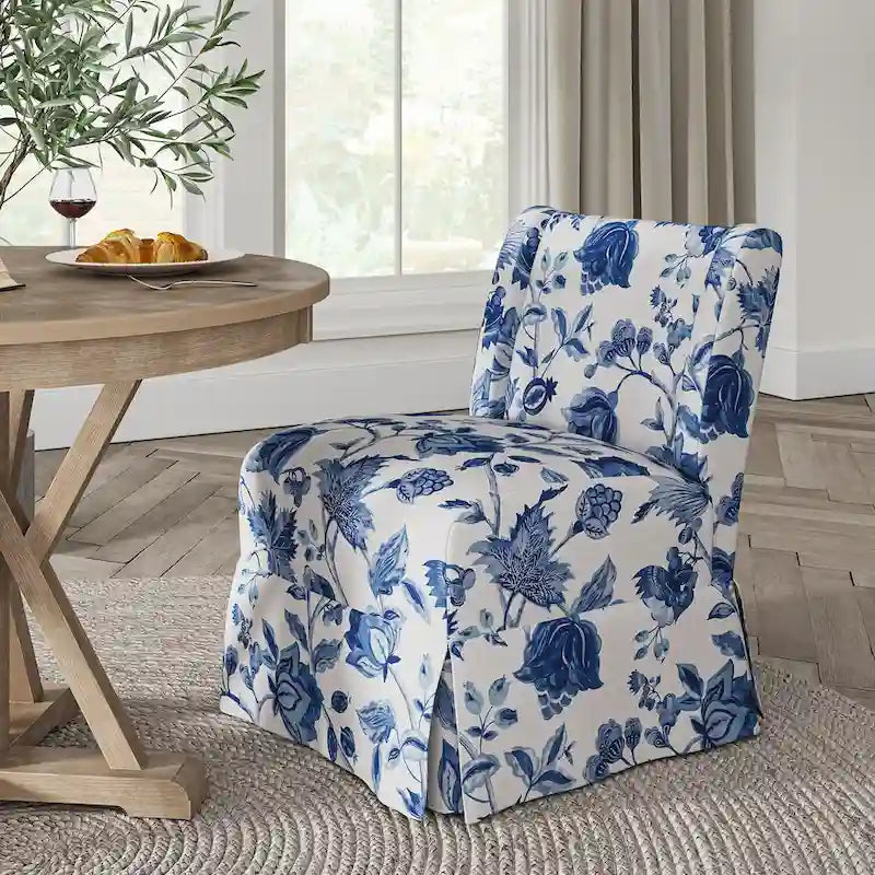 Poltroncina imbottita senza braccioli con fodera lavabile e gambe in legno massello