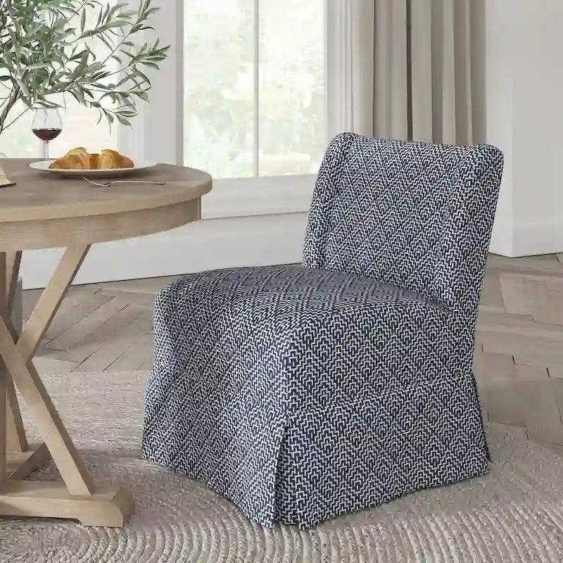 Poltroncina imbottita senza braccioli con fodera lavabile e gambe in legno massello