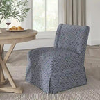 Poltroncina imbottita senza braccioli con fodera lavabile e gambe in legno massello