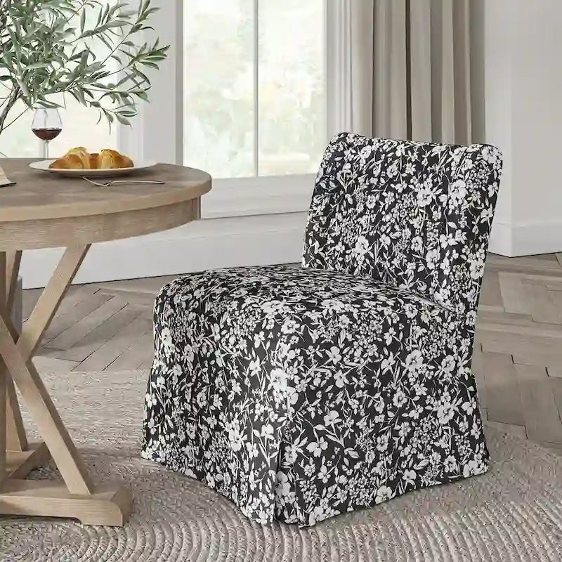 Poltroncina imbottita senza braccioli con fodera lavabile e gambe in legno massello